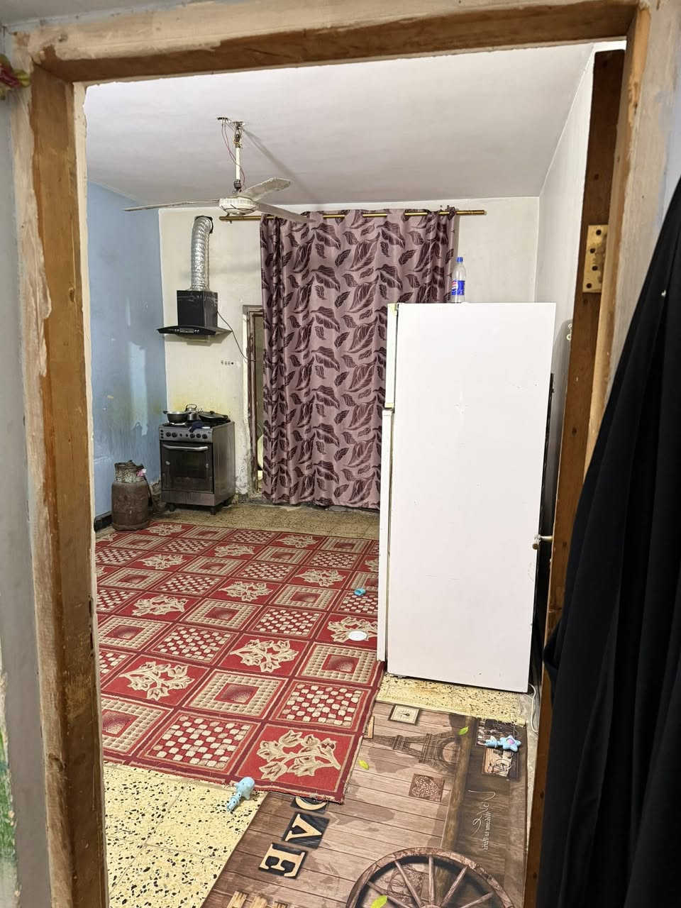 السلام عليكم
بيت للبيع مساحة 80 متر واجهة 4 ونزال 20 
قطع من بيت 200 متر قطع البيت يكون عدل فقط بناء بيبان للقطع وسياج 

البيت متكون 
من حديقه مساحتها  6 ونص
واستقبال 7*4 
وغرف نوم عدد 2 وحده جوه والثانيه فوك 
البيت طابو صرف بأسمنا 
العنوان 
بغداد الدورة ابو دشير شارع الضغط قرب اسواق بيت جدو 

السعر 90 مليون 

للأستفسار الاتصال على الرقم التالي 

ابو علي 🛑 ‭0790 465 7344‬
