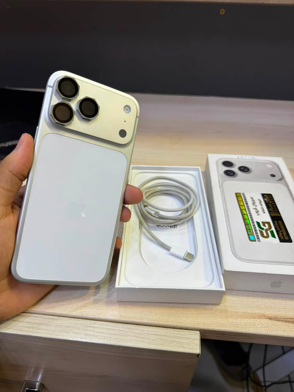 17 pro max
مكفول كفاله عامه 
سلفر
Esim الكتروني 
كارتونه اصليه وكيبل اصلي 
4j/a
بطاريه ١٠٠ 
مشحون ١١٥ 
مكاني نجف 
***********
