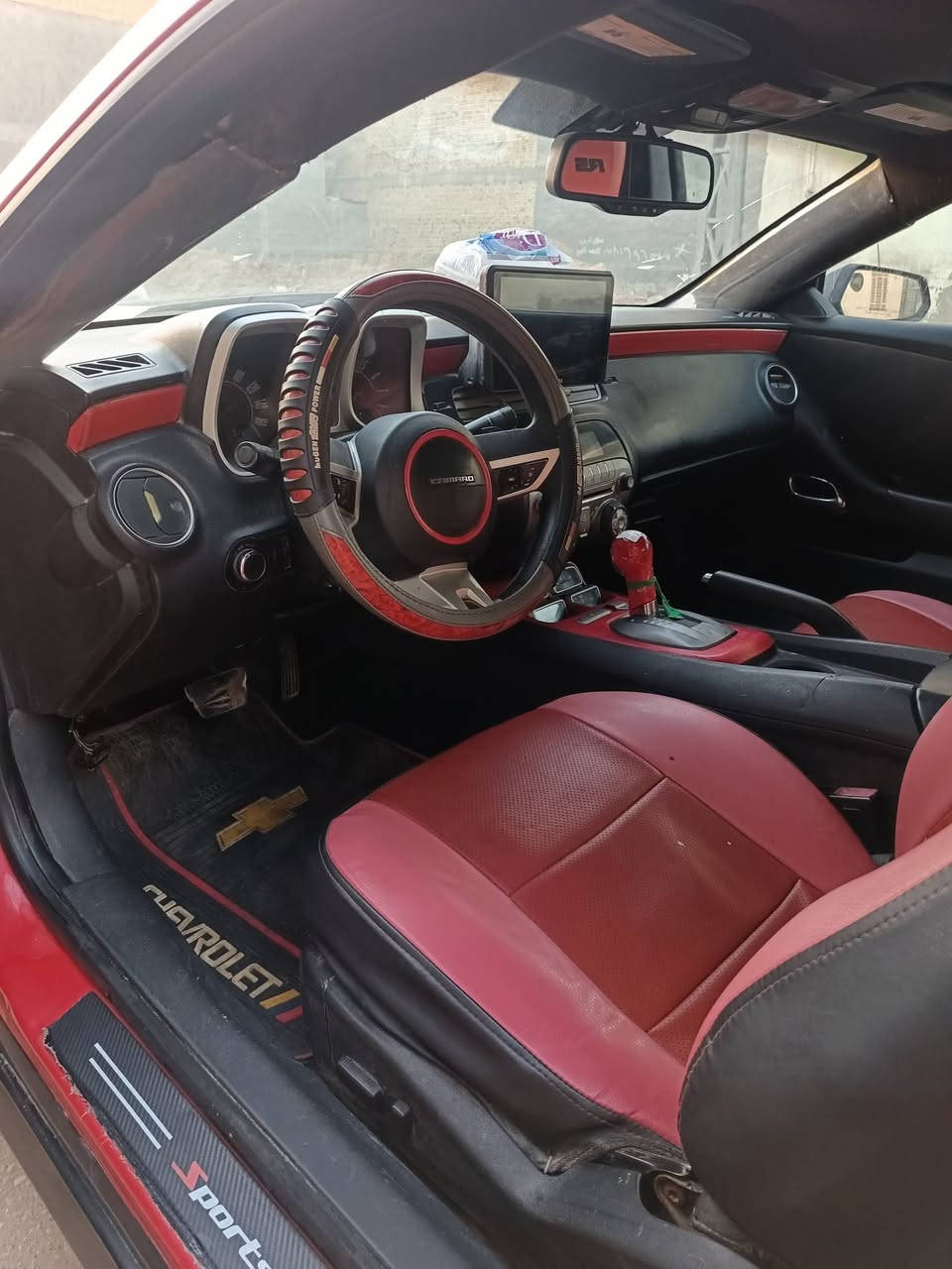 كمارو 2010 محدثه 2018 سنويه 28 فول مواصفات مصبوغه عام للجماليه شفتات كير عادي او اوتماتيك
مكينه ٣٦٠٠ 
فتحه بنوراما _ مثبت سرعه مانع انزلاق _ قاري اعطال عربي يعني معربه 
تخم تاير ويل ١٨ اسود 
منضومه زنون جديده 
حادثها باب وجاملق 
انضربت جاملق خفيف كما موضح في الصورة
سعر 70 ورقه وبيها مجال بسيط 
رقم بصره سنويه جديده 2028
***********
