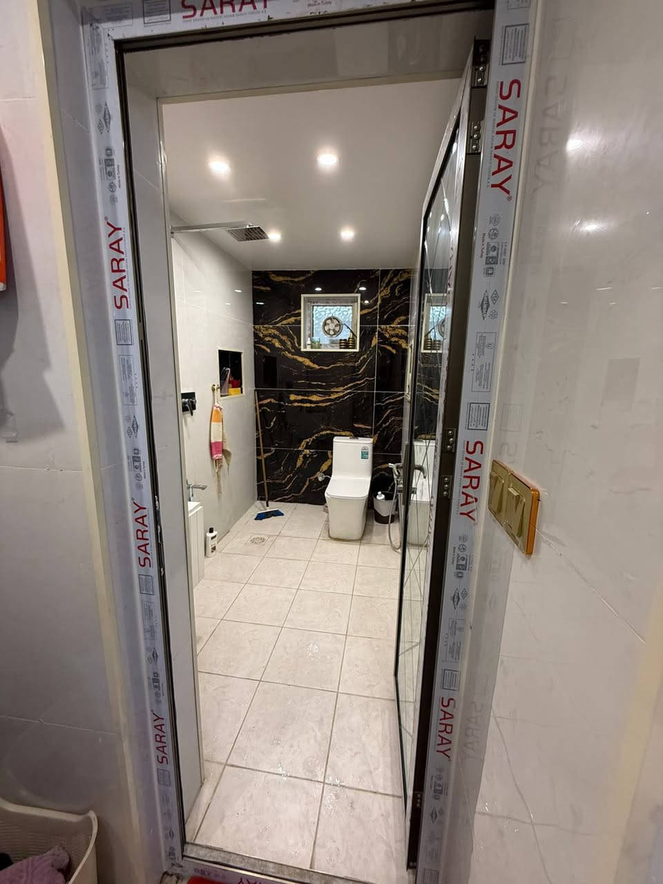 بيت 150 متر واجهه 6 في 25 حي الحسين قريب على شارع الامن القومي طابق ونص يحتوي على غرفتين وصاله وحولي ومطبخ وخدمات السعر 350 استفسار ***********
