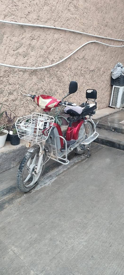 دراجة شحن للبيع نضيفة كلشي ماناقصها ... الكشن جديد ...
...يعوزها بس مي وصلة ترتبها تطلع فول سعر 350 الف 
‏‪0783 231 3748‬‏ خابر ودلل
