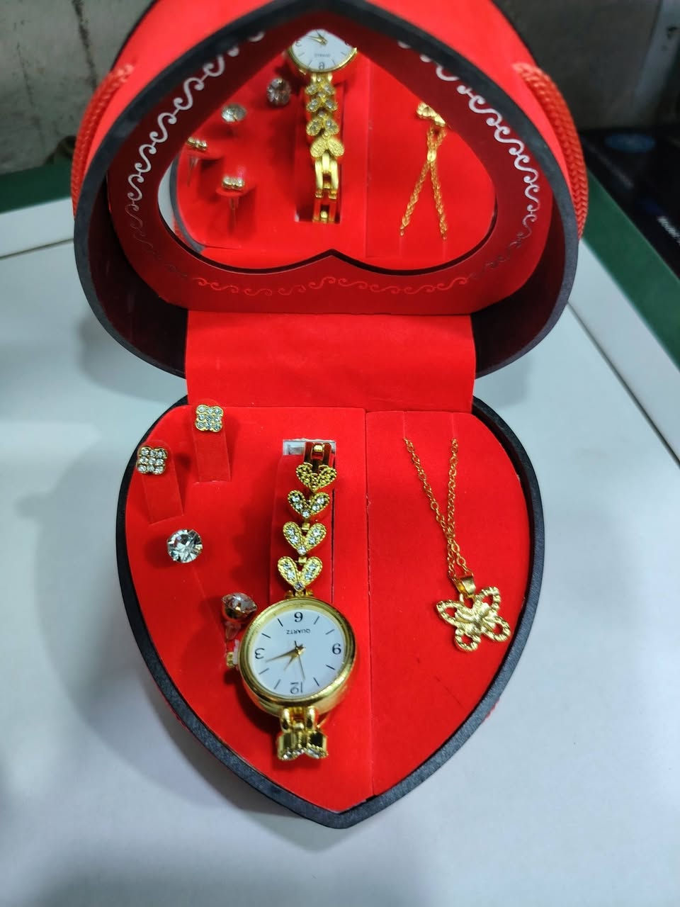 ساعات رجالي و نسائي سعر 5000 محل ابو حوراء زكلابي قرب جامع بلدروز الكبير بس عتمد وتساب توصيل بلدروز 1000 فقط 7808905892
