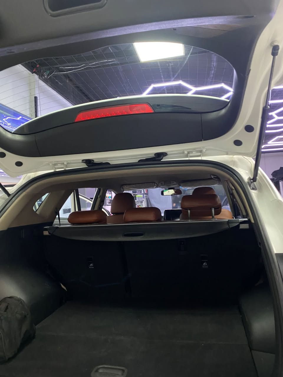 السلام عليكم
بيع مستعجل
توسان فول عدا البانوراما 
2019 
شركه الكاصد .

ساید بریك رجل 

العدة الكاملة .

خمس عدسات زنون . مع نظام إضاءة إضافية عند الاتفاف يمينا أو شمالا. 

لد نهاري.  

ثلاث أنظمة قيادة. 

تحكم استيرن . 

بصمة أبواب + بصمه تشغيل

كشنات جلد

شاشة لمس .

كروز مثبت سرعة.  

تبريد قطعتين. 

تبريد ثلاجة . 

يدات نيكل . 

حساسات وكامرة خلفية

أرضية جلد مع أرضية حوضية. 

كراسي كهرباء جلد وليس مخمل.  

نظام ترحيب.

مرايا شفط اوتو .

شحن واير ليس .

مخرج اوكس ويو اس بي وبلوتوث.  

يدات نيكل .
بسمي تحويل ثاني يوم . 

رقم  كربلاء مشروع وطني .
مكينه 2000 دوش كفاله
السياره كفاله عامه بدون صبغ بيه بارد كلش بسيط 

السعر  189

مكان السياره كربلاء 

موبايل ***********
