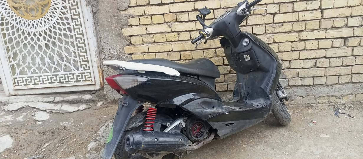 سكنس نثية
السلام عليكم
سكنس نثية شغالة سلف وهندر
باتري جديد 
ينرادلها ترتيب مثلا عداد السرعة والبنزين 
اكيد تفحصها قبل لا تأخذ
اطوني بيها سعر بما يرضي الله وبالعافية
***********
