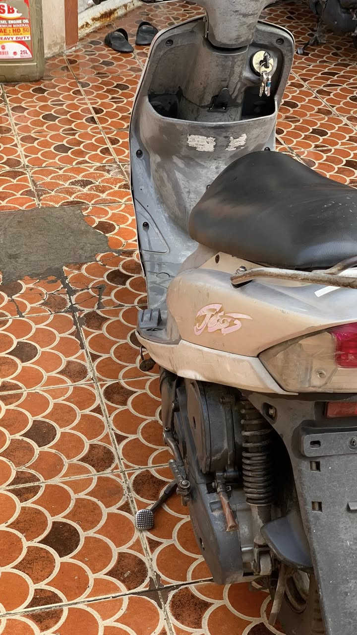 درجة ماكس منغولي
كفرات اصلية مختمه بيها شخوط 
كهربائيات شغاله ما عده لايت امامي 
والمحرك بي تبخير 
السعر 450الف وبي مجال 
العنوان حي اور مقابيل مدرسة البصره 
***********
