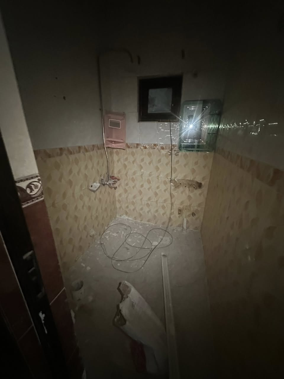 #للايجار______في_____السيديه

بيت مساحه 100 متر نظيف جدا 

يتكون من 

ثلاث غرف نوم مطبخ صاله خدمات صحيه عدد 2 وطرمه صغيره

#الايجار مليون

للاستفسار الاتصال على الارقام التاليه 

***********

***********

***********
