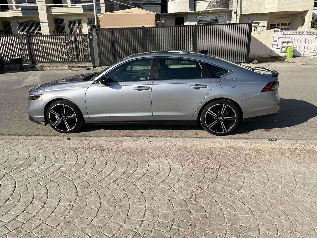 هوندا اكورد سبورت موديل 2023 هايبرد 
 
السيارة ماشيه 62ميل 

فول مواصفات 
• مكينة 2000 هايبرد تنفس طبيعي
• كير اوتوماتيك 
• شاشة كبيرة
•فتحه سلايد
• كاميرا خلفية 3 انظمة
• كرسي كهرباء  لون اسود  
• رادار امامي
• مانع تصادم
• محدد مسار 
• تصحيح مسار
• شفتات بالستيرن
• مثبت سرعة
• مانع انزلاق
• دخول ذكي 
• إنارة ترحيبية
• هندبريك كهرباء
• عداد ديجيتال
•لايت عدسات زينون
• نظام اوتو لايت Auto
• لايت العالي زنون 
اوتو هولد للبريك
• حساسات مطر 
• حساسات امامي خلفي 
• حساسات ضغط هواء الإطارات
• أوامر صوتية
• 4 أنظمة قيادة (eco,individual , sport,normal )

السياره وارد امريكي حادث موجود بل صور 

السعر 175قابل للتفاوض 

مكان السيارة بغداد حي الجهاد
***********
