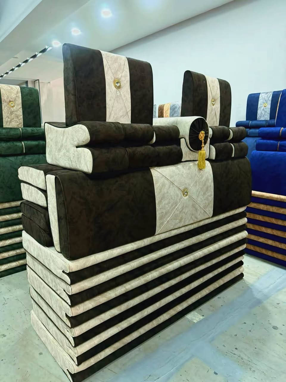 جلسه عربيه متوفر جمله ومفرد الكميه خير من الله
نوع الاسفنج ضغط عالي 
الضمان ثلاث سنوات 
الشغل درجه اولى 
نوع الاسفنج مميز اول
ارتفاع المقعد12سم
عرض المقعد70سم
طول القطعه ١٨٠سم عداد المجلس كامل 20 قطعة 
العنوان أربيل 
توجد خدمه توصيل لكافه المحافظات 
للحجز او الاستفسار راسلونا ع الصفحه 
او الاتصال ع الرقم وتساب يوجد فصال حسب الطلب ***********:***********
