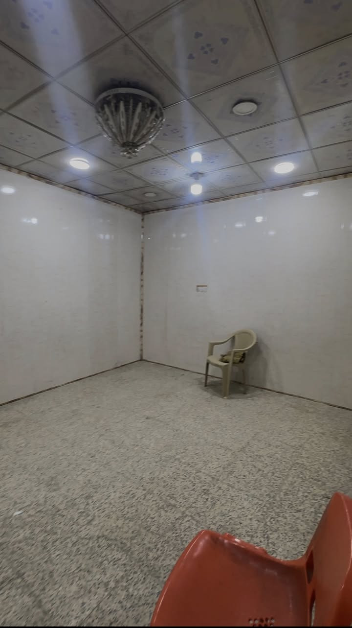 بيت للبيع كوفه الشارع خلف مطعم فارس الكريطي مقابل الدكتور ماجد الحمداني 
المساحه 180 متر مقسم ٢ بيوت وشقه 
الواجهه 10.20 متر 
للاستفسار 
***********
