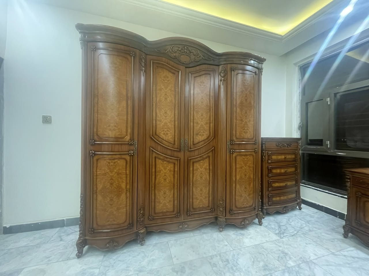 سلام عليكم غرفة نظيفة كامله  شركة الإخلاص خشب درجه أوله  6قطع عنوان بغداد الداودي  سعر750 قفل خشب درجه أوله راسل رقم ***********
