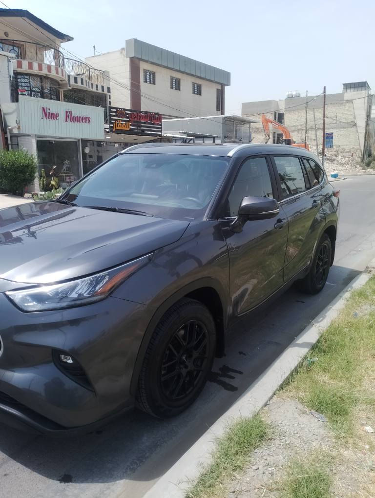 السلام عليكم . 
تويوتا هايلاندر 2023 فئة xle ((هايبرد)) 7 راكب
العداد .. 8000 ميل 
فتحة سقف
3 قطع تبريد تحكم خلفي منفصل 
بصمة تشغيل وابواب دخول ذكي 
رادار امامي وجانبي وخلفي 
نقطة عمياء 
هيترات ضباب بالمري الجانبية 
تحديد مسار 
تحديد سرعة
مانع انزلاق
شاشة كبيرة تدعم كار بلي ناطقة 
كاميرا خلفية 
فور ويل 
انارة ترحيب 
دواسة خارجية 
3 انظمة قيادة ايكو و نورمال و سبورت 
كراسي الامامية كهرباء وجنطة كهرباء 
كشنات جلد تدفئة 
كراسي خلفية منفصلة v i p 
هند بريك اوتو 
تبريد بيانو 
بردات سحب بلادية 
شاحن موبايل لمس
الحادث موضح بالصور تبديل بنيد والجاملغ تعديل بارد باب السايق ايرباك ستيرن والجانبي باب السايق طاك مرقمة بغداد دولي جديد 
السعر 30000 $$$ 3 شدات 
العنوان المنصور 14 رمضان 
ابو محمد *********** بغداد, العراق
