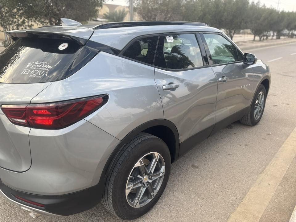 وينه اليدور جديد#سعر ٢٢٠ بيها مجال  
 شيفروليه بليزر ٢٠٢٤ الأمريكية الجديدة كلياً في العمارة! موجودة رقم بغداد 
‎🔥  تجمع بين الأناقة الأمريكية والقوة والاعتمادية؟ وصلت شيفروليه بليزر موديل ٢٠٢٤بلونها البحري المميز لتلبي طموحك!

المواصفات الرئيسية:
* الموديل: ٢٠٢٤ وارد أمريكي 🇺🇸
* الحالة: مكفولة كفالة عامة من الصبغ والتبديل (ما عدا بارد خفيف موضح). السيارة على وضع الشركة تماماً!
* المحرك: ٢٠٠٠ سي سي ٤ سلندر تيربو - قوة وأداء عالي.
* اللون: بحري مميز وجذاب.

التقنيات والميزات:
* أنظمة الأمان: رادار أمامي للحفاظ على المسافة.
* الراحة: تحكم ستيرن كامل، كشن كهربائي مريح.
* التكنولوجيا: كاميرا دوارة، شاشة أعطال، وخدمة كار بلي (Apple CarPlay) للربط بالهاتف.
‎السيارة جاهزة للقيادة ولا تحتاج لأي مصروف
للاستفسار ***********
*********** 
ميسان العمارة حي المعلمين الجديد .
