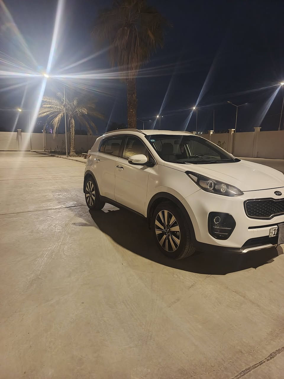السلام عليكم
سبورتج ٢٠١٧ابيض خليجي
مواصفات عاديه مري شفط
كامره حساسات خلفيه 
تبريد قطعتين
ماشيه ١٦٦ قابله لزياده
السياره كشرها مكفول عده بارد قليل 
محرك ٢٠٠٠ دوش (مفتوح )
عليها ادامه كامله مجاول ونوزلات وفيت بم
السعر ١٧٥وبيها مجال  حك الجيه
هاتف ***********
