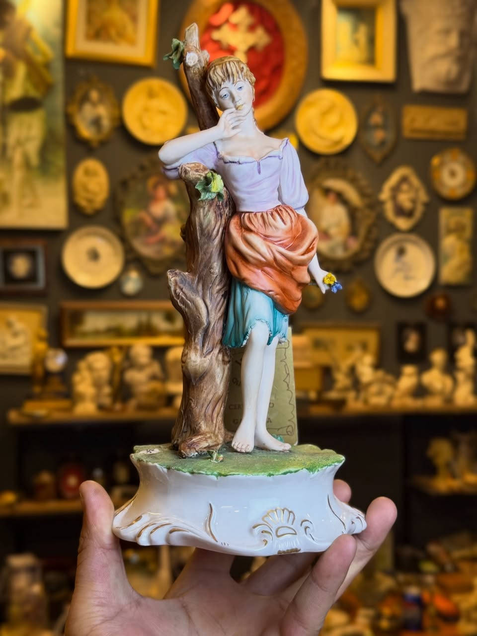 روائع النابولي الايطالي روميو و جولييت 

في ASURA HOUSE 
ننتقي القطع بأعلى معايير الذوق ، ونقدمها لك كأفضل صفقة بقيمة تكسر حاجز السعر و تحترم ذكائك.

لا ننتقي مجرد تحف، بل نستحضر قصصاً من عصور مضت وجمالاً لا يشيخ. 
تُطل علينا هذه القطع من روائع النابولي الايطالي  عمل يدوي من البورسلين الفاخر  بتفاصيلها المذهلة،
صُنعت لتكون إرثاً يتناقله الذواقون.
• الحالة: ممتازه نظيف جدا مع الليبل خالية من اي ضرر.

• للاستفسار: عبر الرسائل الخاصة (DM).

..
#انتيك #تحف #فنتج #vintage #antique


**إذا كنت صاحب هذا الإعلان وتريد حذفه لأي سبب، رجاءا أرسل رسالة إلى الدعم الفني**