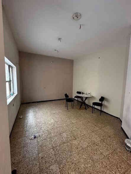 للايجار في السيديه شقه ارضيه نضيفه (مساحه 100m)
(عائله فقط او بنات موضفات فقط) 
🌐تحتوي على 

💠غرفتين نوم 
💠صاله 
💠مطبخ 
💠وخدمات صحيه 
💵السعر : 600 الف
📍موقع : السيديه - قرب الشارع التجاري 

⚜️للاستفسار ولتواصل 
***********
‎الكوخ للتطوير العقاري
