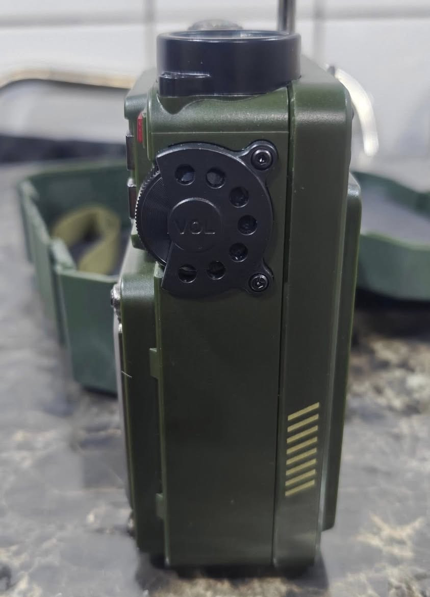 الجهاز الراديو  الذي لا يخذله الوقت ولا تنفذ منه الطاقة؟ نقدم لك الراديو العسكري المتكامل  التحفة التقنية المصممة خصيصاً للمهام الصعبة والمغامرات الاستثنائية.
🔋 منظومة طاقة ذكية
(لا تعرف المستحيل)
الجهاز مزود ببطارية ليثيوم داخلية ضخمة بسعة 4000mAh، تمنحك ساعات طويلة من العمل المستمر. والأهم هو تعدد طرق الشحن:
الشحن الشمسي (Solar Panel): يشحن نفسه ذاتياً بمجرد تعرضه لضوء الشمس. حتى الضوء الغرفة العادي
المولد اليدوي (Hand Crank): هندل ميكانيكي لتوليد الطاقة يدوياً في أحلك الظروف.
شحن USB: منفذ سريع للشحن التقليدي من أي مصدر طاقة.
خاصية الباور بنك (Power Bank): الجهاز يعمل كمصدر طاقة طارئ لشحن هاتفك المحمول عبر منفذ USB المدمج، لتبقى على اتصال دائماً.
📡 قوة استثنائية في التقاط الإشارة
يتميز  بهوائي (Antenna) تلسكوبي طويل وفائق الحساسية، صُمم لالتقاط أضعف الترددات في المناطق الجبلية والبعيدة.
يدعم البث الرقمي الحديث DAB+ لصوت نقي كالكريستال.
يدعم موجة FM   التقليدية لتغطية شاملة لكل المحطات العالمية والمحلية.
🔦 أدوات الملاحة والنجاة المدمجة
كشاف LED احترافي: إضاءة مركزة قوية جداً بمدى واسع، مثالية للتخييم أو السير ليلاً.
بوصلة دقيقة: مدمجة في أعلى الجهاز لتحديد الاتجاهات بدقة، لا غنى عنها في المناطق التي لا تتوفر فيها تغطية GPS.
💼 الفخامة والصلابة (الحقيبة والجسم)
جسم الجهاز: مصمم بهيكل "Army" متين مقاوم للصدمات والظروف الجوية القاسية.
الحقيبة الخاصة: يأتي الجهاز مع حقيبة فاخرة ومبطنة، مصممة خصيصاً لحمايته من الصدمات والخدوش، مع حزام متين لسهولة الحمل في الرحلات الطويلة، مما يجعلها قطعة تكميلية تزيد من فخامة المنتج.
📋 المواصفات التقنية باختصار:
البطارية: 4000mAh (قابلة لإعادة الشحن + تعمل كباور بنك).
الإضافات: بلوتوث 5.0، مدخل كارت ذاكرة (TF Card)، منفذ سماعات أذن.
الشاشة: ديجيتال لعرض الترددات ومستوى البطارية بدقة.
نظام الطوارئ: زر SOS لإصدار إنذار صوتي وضوئي عند الحاجة.
ملاحظة التوصيل لكل العراق فقط
للحجز والاستفسار عن السعر يرجى التواصل على الخاص


**إذا كنت صاحب هذا الإعلان وتريد حذفه لأي سبب، رجاءا أرسل رسالة إلى الدعم الفني**