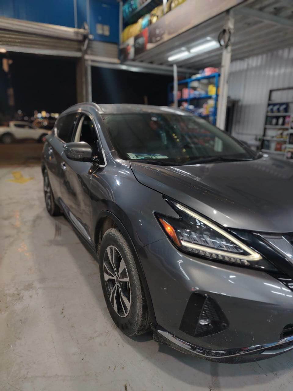 السلام عليكم للبيع نسيان مورانو موديل 2023 
السيارة دخول جديد منفيس باسمي تترقم جميع المحافظات حادثها  ذيل الجاملغ امامي او شويه من الباب مصلح او جاهز السعر 150$ او بيها مجال بسيط رقمي للتواصل بي واتساب *********** بغداد, العراق
