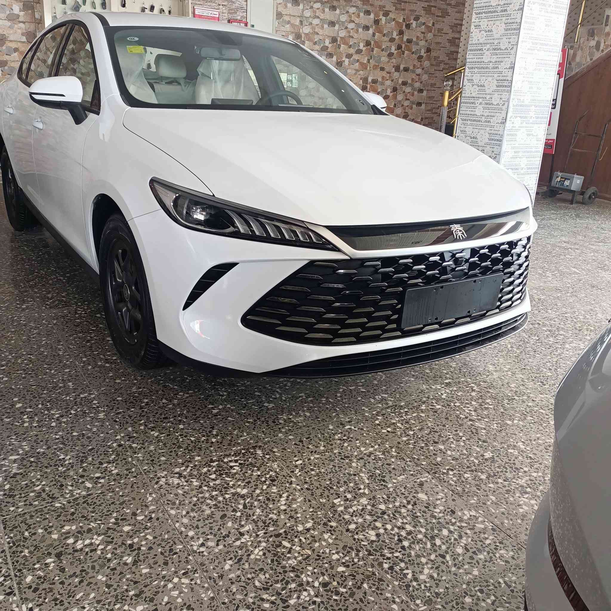 السلام عليكم ورحمه الله 
بي واي دي،،،بلس 2025
, فول مواصفات لكن بدون فتحه سقف 
مواصفات السياره معروفه 
شاشات ديجيت 
رادار امامي رادار جانبي 
توقف الذاتي 
داخل بيج مخملي 
تحكمات ستير 
وباقي المواصفات معروفه عن البي واي 
🍂🍂🍂🍂🍂🍂
ملاحظه 
تجهيز السياره بنظام التقسيط للموظفين من الموصل مقدمه 65 اووو 70 وبالشهر 300 دولار والباقي حسب الاتفاق 
تسديد يدوي تسليم فوري بدون كفيل بدون حجز ماستر كارد بدون تعامل بالبنك 
الاستفسار اتصال هاتفي مباشر 
***********
***********
خابر وتؤمر📱
