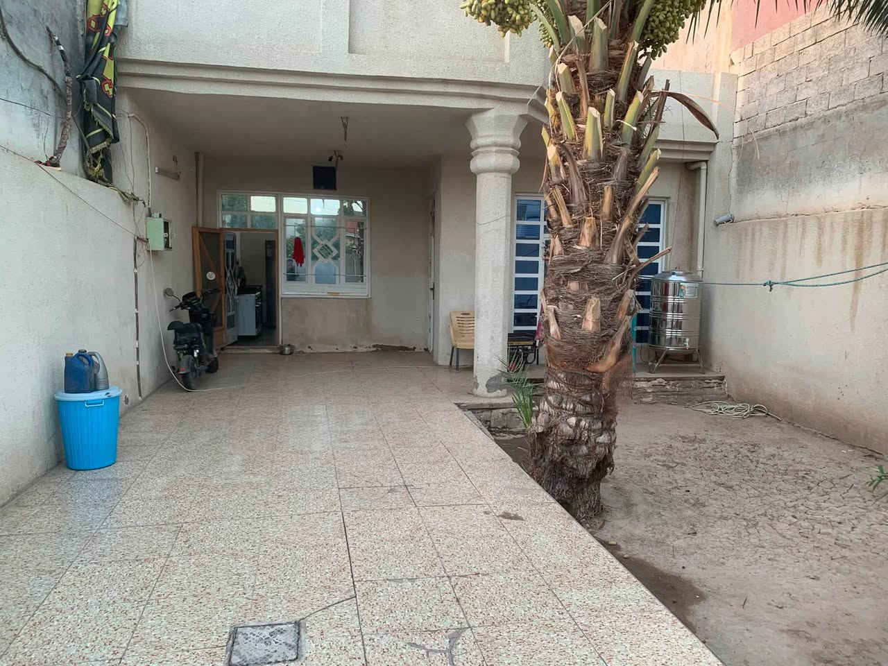 بييت 200م للبيع ورة شارع الحدادين 
واجهة ٨ نزال ٢٥ 
منور خلفي متر ونص * ٨ امتار 
كراج ١٣ * ٤ 
حديقة ٨,٥ * ٤ 
غرفة نوم ٥*٤ 
صالة ٦*٤ 
صحيات خارجية داخلية 
استقبال ٧وربع *٤ 
مطبخ ٤,٥ * ٤ 
خدمات كاملة ماء تبليط مجاري ثقيلة كاملة

للتواصل ***********
***********
