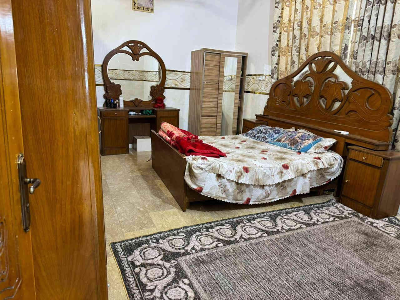 السلام عليكم بيت للبيع طويريج جمعيه قرب مدرسه المستقبل المساحه 150 واقع حال 160 يتكون من استقبال/صاله/غرفه نوم/مطبخ/مجمع صحيات السعر 70وبيه مجال *********** كربلاء
