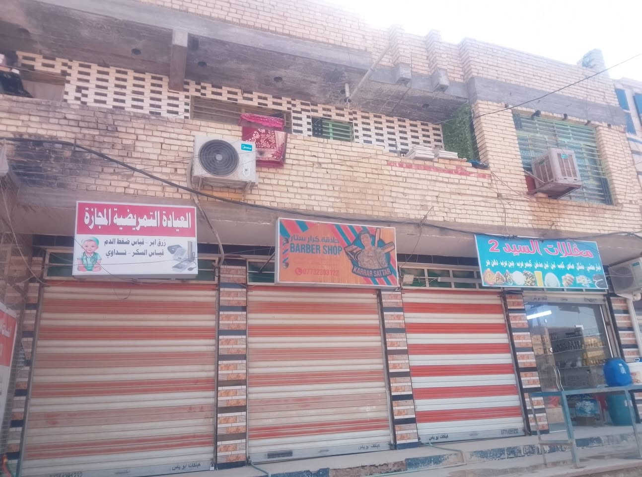 بنايه البيع في خضراء الدسيم تكوان من سته محلات 6و شقق ثنين و بيت مساحته 100متر كامل خدمات مساحه بنايه كليه 220عشرين متر سعر 325بيه مجال بصيط ورد شهري 1750 قبل الزياده ***********تصال سفسار اكثر
