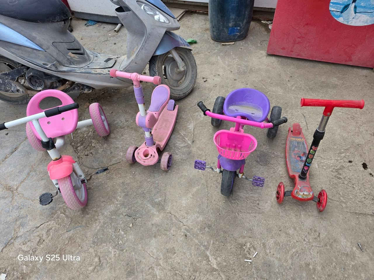 للبيع بايسكلات اطفال وسكوترات الشراي يتصل ويدلل المكان ديوانية ***********
