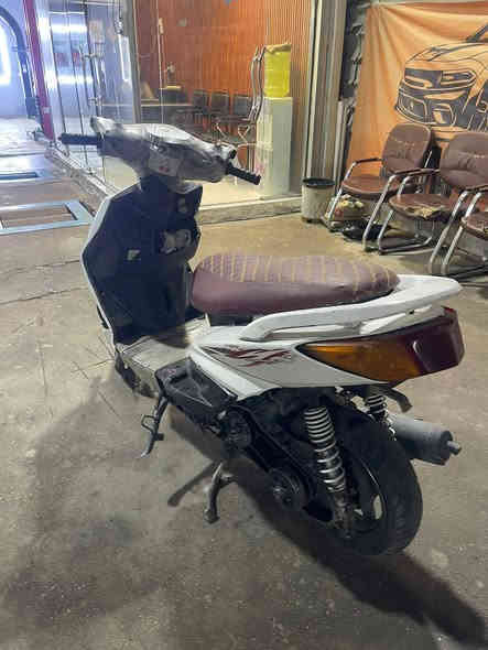 السلام عليكم عندي دراجه سكنس فحل شغاله بس اني ابيع كوم حديد هاي الصور قديمه فقط البجم الامامي ماكو لان نكسر  المكان بغداد حي الجهاد
رقمي ***********
