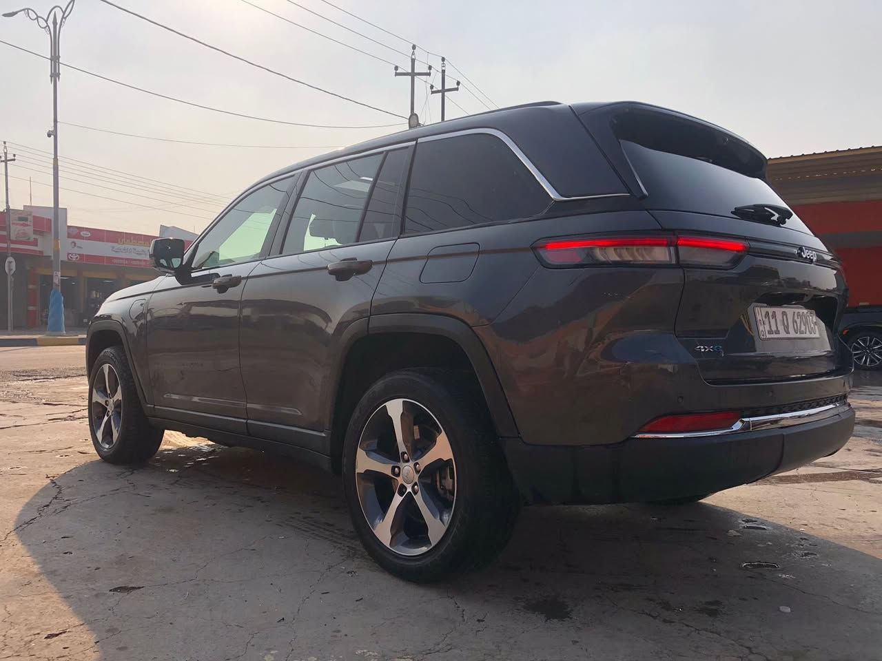 السلام عليكم 
جيب كراند شيروكي Xe4 هايبرد 
اللون رصاصي غامق
2022 لمتدد 
 وارد امريكي 
حجم المكينة 2000تيربو + هايبرد + شحن منزلي
 تكدر تشحنهه بالبيت تمشيك مايقارب 50 كيلو متر، 
باي سرعة من غير مايشتغل محرك البنزين  
رقم بغداد الجديد  

فول مواصفات 1/1
خمسة راكب 
رادار 360 درجة 
تحديد مسار 
حساسات خلفية 
تبريد قطعتين 
خمس انضمة قيادة 
 بانوراما
دفع رباعي. 
 كير موس 
 هاند بريك بصمه 
مقود جلد + تدفئة 
شفتات ستيرن 
لايتات لد 
هيترات في الكشن 

السعر خاص
الاستفسار :***********
