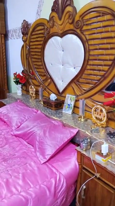 سلام عليكم غرفه اخشاب اللبيع نضيفه سعره 700 شراي تصل بي خير دلل مكانه زويه الفرات ***********
