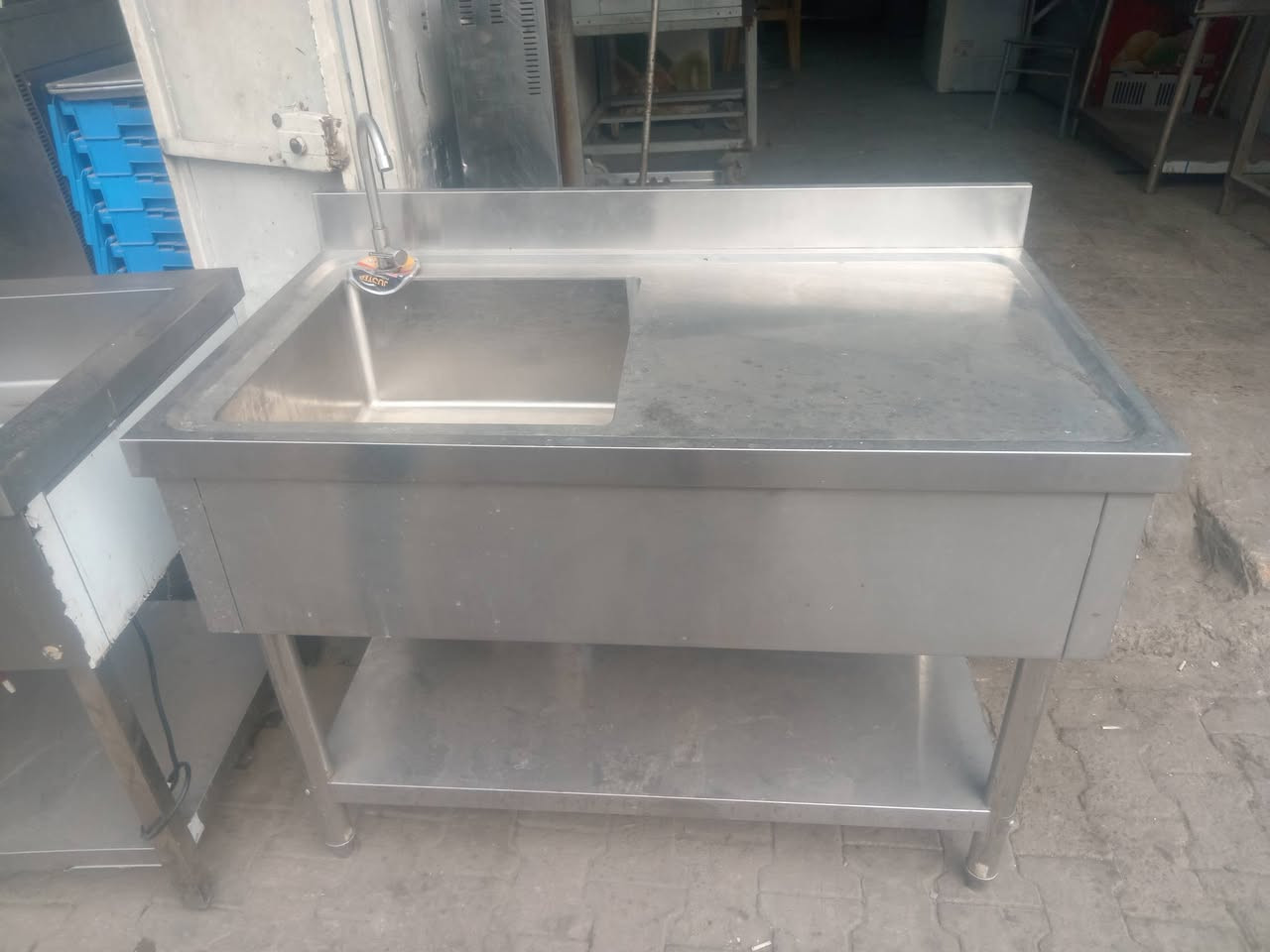 مستعدون لتجهيز المطاعم بكافه المعدات جديد ومستعمل وشراء الغراض المطاعم المستعمله اتصال او واتساب ***********
