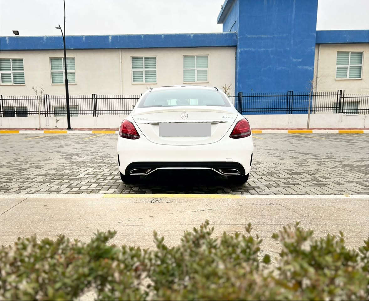 Mercedes benz-C300-AMG
🗺️🗺️مكان السيارة بغداد حاليا🚘🚘
💎اللون//ابيض (ثلجي)..
💎الموديل(2020)..
💎عداد المسافة// (٥٠ ألف)..
💎..رقم السيارة (اربيل)..

☑️☑️مواصفات وتفاصيل السيارة 👇👇
**فتحة سقف(سلايد روف).
**المحرك//2.0لتر توربو -4سلندر.
**ناقل حركة(9نمر)..
**شاشة معلومات وسطية(حجم كبير).
**تحكمات كاملة بالستيرن☑️
**نظام ملاحة (Navigation)+(Car play)..
**حساسات امامية وخلفية+كاميرا خلفية..
**مقاعد جلد اسود ودشبول مطعم بالصاج ..
**نظام تثبيت السرعة مع رادارات أمامية وخلفية وجوانب.
**تشغيل بصمة مع نظام دخول ذكي لجميع الابواب.
**تدفئة ستيرن+أنارة محيطية (64لون)..
**بصمة ابواب مع الجنطة بصمة فتح وغلق كامل..
**كشنات الامامية تدفئة مع نظام خزن (ميموري)..
**كشنات الأمامية كهربائية .
**صندوق كهرباء+(5أنظمة قيادة).
**لايتات ليد (٨عدسات)+بك لايت ليد
*شحن وايرلس(Auto).
**سستم سماعات برومستر.
**نظام auto stop+auto hold.
**هيكل (AMG)بلادي شركة..
**ويل كب حجم (١٨)مع تخم تايرات دنلوب لوك..
**عدة ألاسعافات والهوك والجنطة واللوحة وياهن..

ملاحظة//السيارة حادثه سطحي جاملغ ألامامي الايمن  ربعه ومبدل ومبخوخ مع جاملغ خلفي الايمن وشوية من الباب الخلفي مسوي مباوك فقط بدون تعديل بارد بدون شخوط وبدون أي أيرباك (كله سليم عله وضع شركة)ومسويله بوليش وتشميع ..

☑️☑️ملاحظة.السيارة بدون أي خلل كير ومحرك  وحداديةبشرط انطيك اياه وكهربائيات شغالة ومسويله سيرفس دهن وفلاتر ومي راديتر (أنتي فريز)وبدون أي نقص جديدة.

السعر💸💸
( رقمي لجاد بالشراء (***********)🌹🌹
