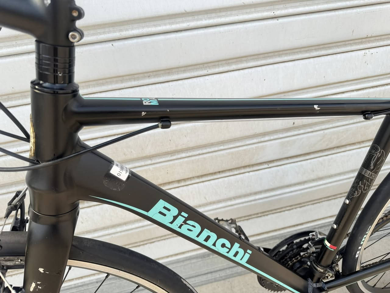 السلام عليكم اخوتي الطيبين 700 حجم 28 
قياس M فريم 50 cm ماركة ( Bianchi) ماركة 
عالمية صينع تايوان 🇹🇼 معدنه فول المنيوم سستم 
شيمانوا تورني نمره 3/8 بدلات شيمانوا حديث ويرات
دفن تايرات جلاتين WTB اطارات بلادي تفصيلهاا 
واضح اخواني سعرهاا 270 الف وبي مجال عنواني 
موصل جانب الايسر للتواصل *********** 
تتوفر خدمة توصيل جميع محافظات العراق وتحياتي
