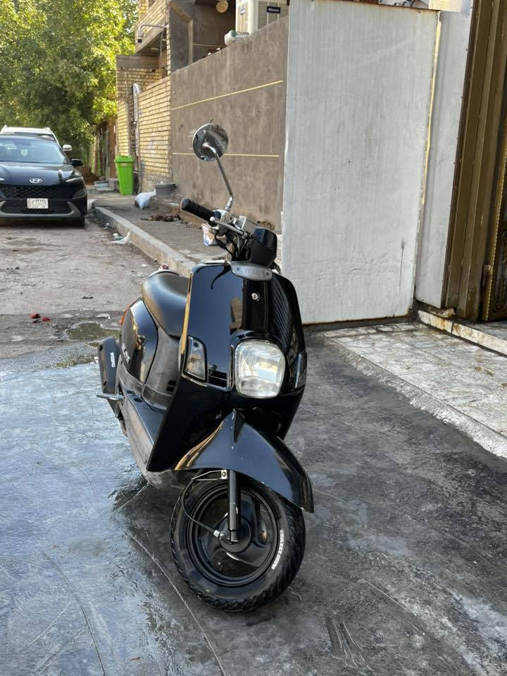 سلام عليكم 
دراجة ماكس بوليس كابريتر 
دراجة نضيفة وبلادية كهربائيات شغالة ما عدة الاشاير نواقصها الذيل مالتها ضال نص فقط الدراجة كلها كاملة مكانها بغداد البلديات 
***********
