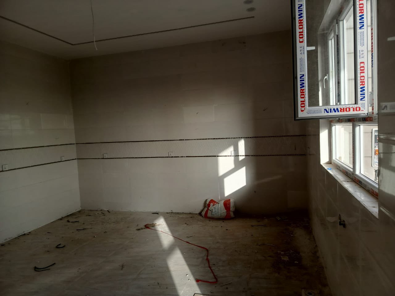 بسم الله الرحمن الرحيم. 
مكلف بالنشر.. 
دار سكني بناء جديد غير مسكون فيه طابو صرف في خانقين ملكشاه. 200 م يحتوي على استقبال ومطبخ وصاله وغرفتين نوم وبئر ماء وموقع جيد جدا وواجهة فرع. السعر 55 مليون ومجال قليل. وبالنقدوالقسط ***********
