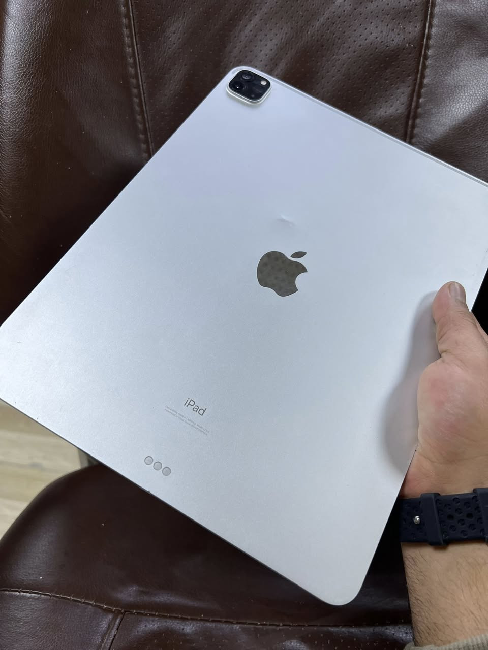 السلام عليكم
للبيع  
ايباد        اكبر حجم 12.9   موديل    2020

ذاكرة          256

بطارية     🔋          85

لون    سلفر    

عربي شرق اوسط    بدون ملحقات       الجهاز كلة شغال  
مبدل كلاس شاشة فقط شاشتة اصلية    وكلشي مبيها شغالة 
 
السعر  425  الف  

العنوان بغداد   حي الجامعة 

رقم    ***********
