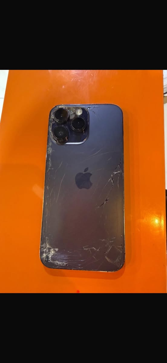 مرحبا شباب ايفون 14برو ماكس عربي شرق اوسط بطارية 80 ما مفتوح الجهازز ابدد بس الضهر مالتة مكسور قفل 700الف ليريدة يتصل ***********
