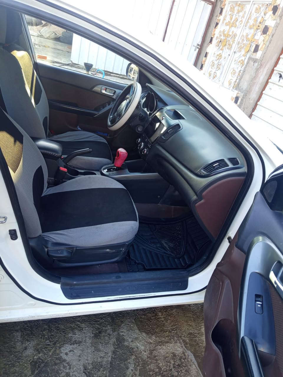 سلام عليكم سيراتو للبيع موديل 2010خليجي تحكمات ستيرن سيارة جاهزة من كلشي السعر 82 هـ***********
