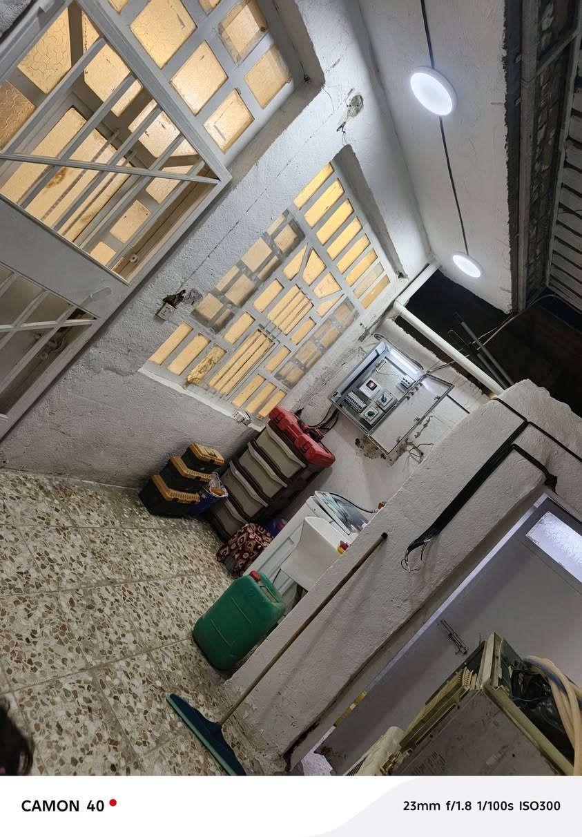 سلام عليكم ١٠٠ متر للبيع بشاره الحسينيه سند اصفر حي السلام  البيت عالي  من الشارع ٦٠ سانتيم بناء الطابق الارضي طابوك ولطابق الثاني بلوك ما كامل  بس مصعد حياطينه
عدد صحيات ٢ داخلي وخارجي الداخلي كله مطبك الواح 
الصاله ديكورات غرفت النوم ديكورات  مسلح السكف صب الاساس ماله صب شريطي  ماء مجاري كهرباء كله جديد البيت متعوب عليه بل اظافه وياه غرفت نوم وكونتر تعليك وارظي وسنك  البيت كامل مكمل سعر البيت ٨٨ وبي مجال بصيط 
***********
