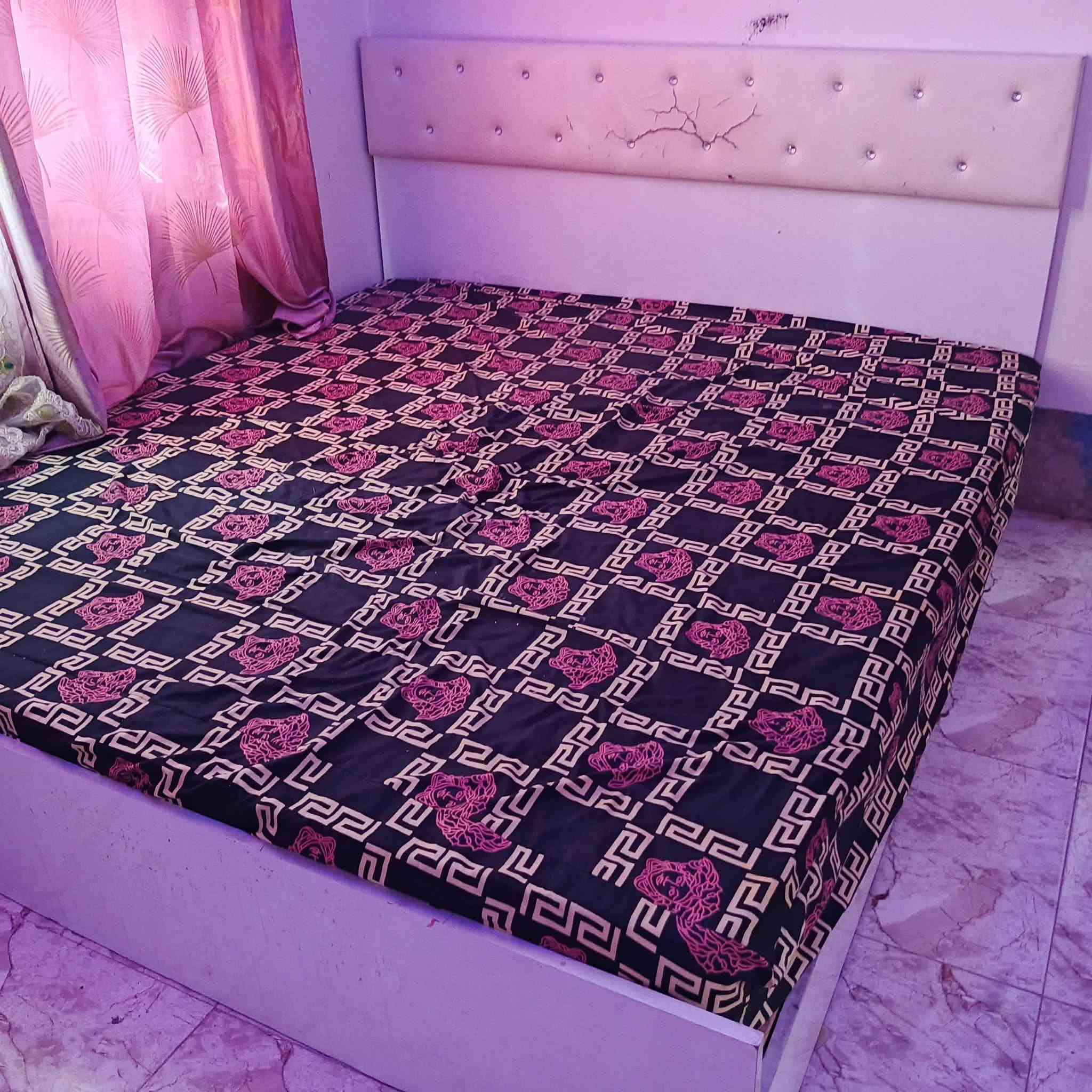 السلام عليكم عندي هذني الغرف البيضه سعره 200بيه مجال بسيط أو الجوزيه سعره 250قفل او الكيوبات السعر 200للأستفسار اكثر ***********
