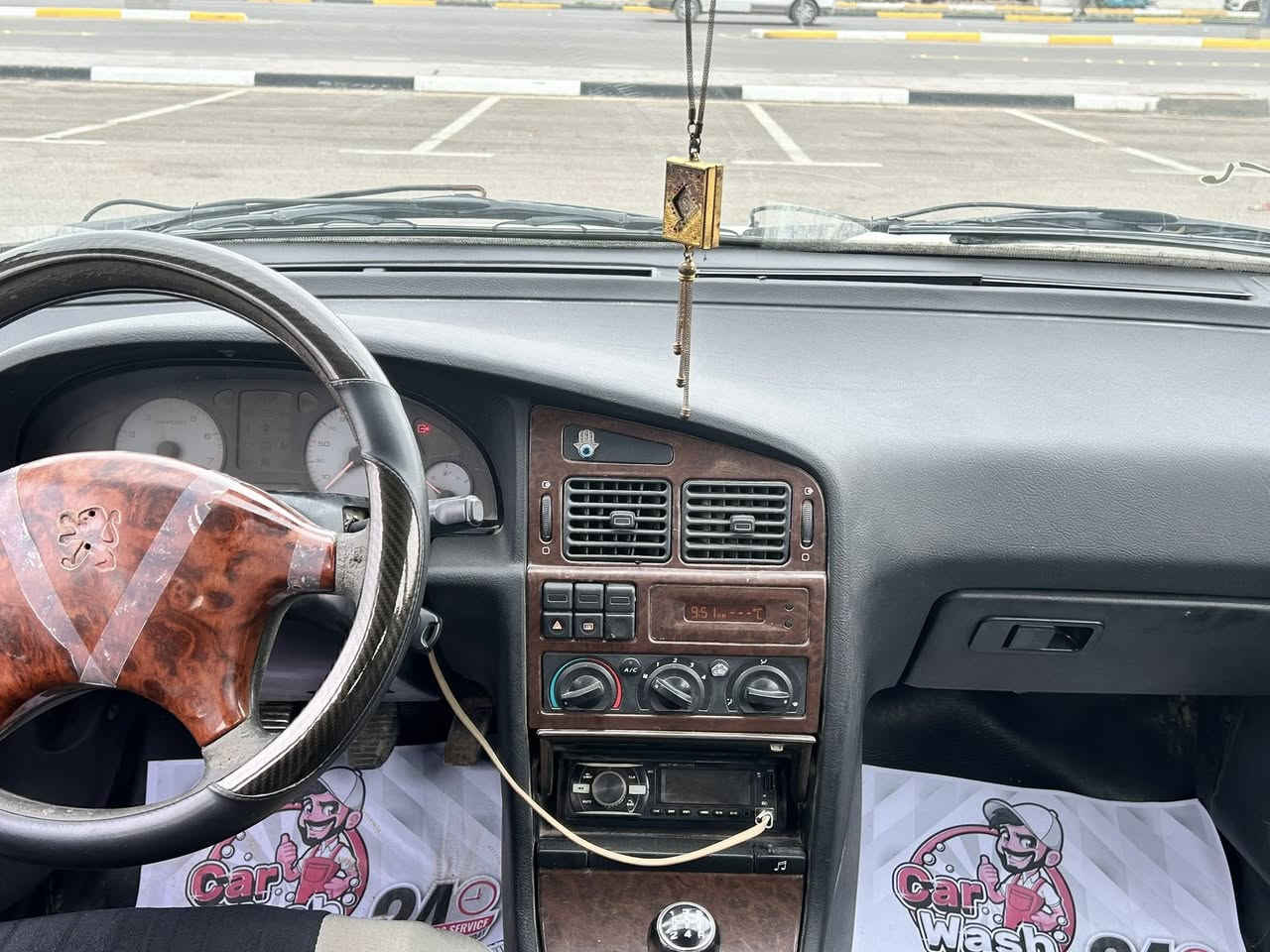 السلام عليكم سيارة للبيع
سياره نضيفه كير مكينه مكفوله 
كير فرنسي 
سياره جاهزه تايرات جديدة
تبريد ثلج 🥶
كهربائياتها كلها شغاله 
صدر نضيف 
صاعده هزه وتصقط بشهر 2 
السنويه صاقطه بتاريخ 12/27 صارلها يومين من صاقطه التجديد يكلف 85 الف مع الوحات جديده 
مصفره هيئه وغرامات سياره جاهزه ما نقصه شي بس تجديد السنويه السعر 43 وبيه مجال للشراي عنوان كربلاء كنطرة السلام للتواصل واتساب فقط ***********
