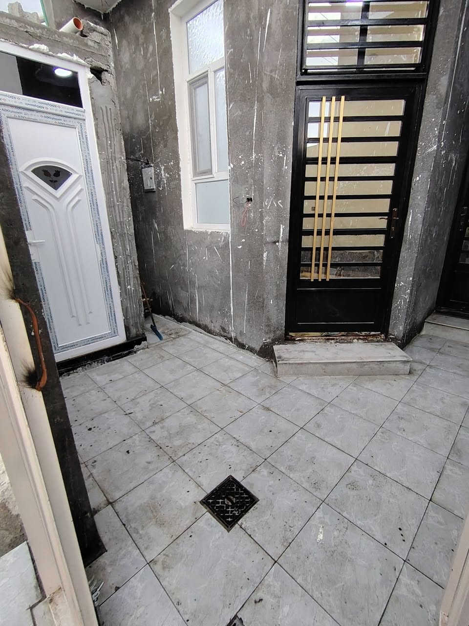 السلام عليكم
دار سكن للبيع وقف سني اصولي المساحه ١٠٠ م بناء حديث ودرجه أولى يحتوي على استقبال  مطبخ  صاله  غرفتين منام  وصحيات داخليه وخارجيه
العنوان البصره ابوالخصيب طريق الوسطي شارع الأمل
السعر 57 مليون وقابل للتفاوض
الرقم *********** مكلف بالنشر..
