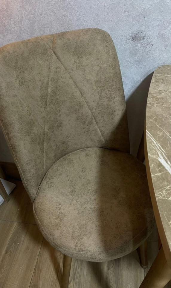 ميز طعام ٤ كراسي جديد للبيع
للجادين واتساب 
***********
