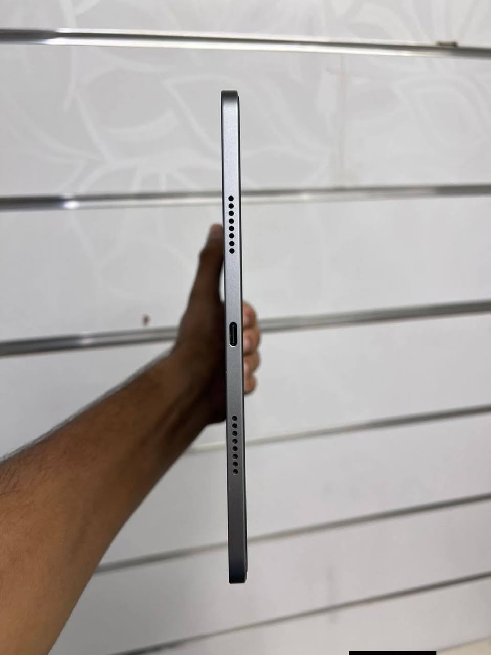 ايباد برو 11 انج معالج m2
ذاكره 256 بطاريه قبل شهر شفتها  85 بس استخدمه قليل 

 السعر ٧٠٠ بي مجال 
***********
 واتساب
