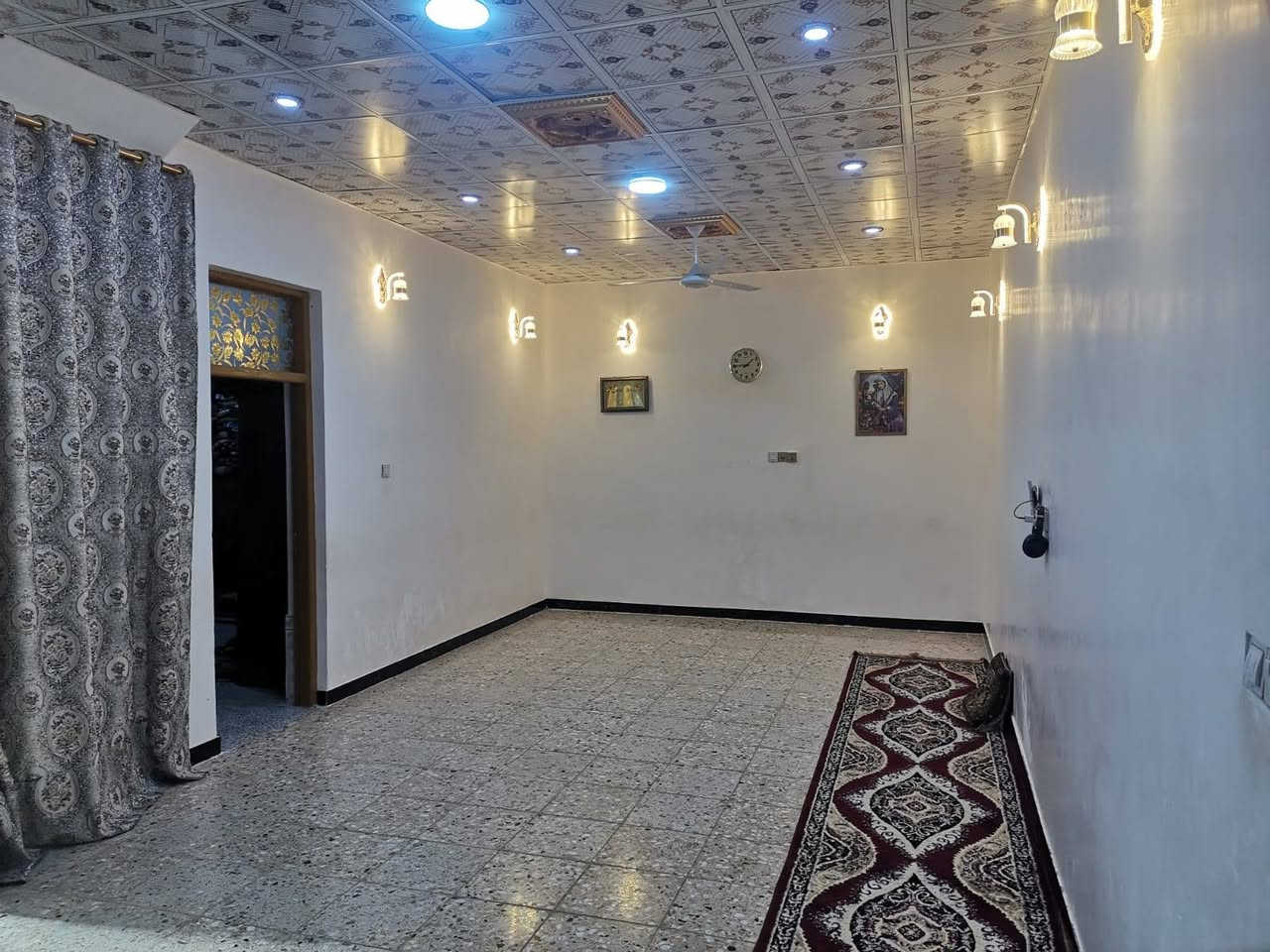 السلام عليكم
عندي بيت زراعي مساحته 250 متر مشمول بالتطويب ومرقم مقابل الادله الجنائية عمود ٢٣٦ قريب على الشارع العام
البناء مال جناي درجه اولى
معوز تشاريف والمطابخ عدد 2 حار وبارد نقص سيراميك
يحتوي على غرفتين 4×5
صاله 4.15 × 9
استقبال 5.30 × 6.70
مكشوفات عدد 2
حمام داخلي وخارجي عدد 2
***********
