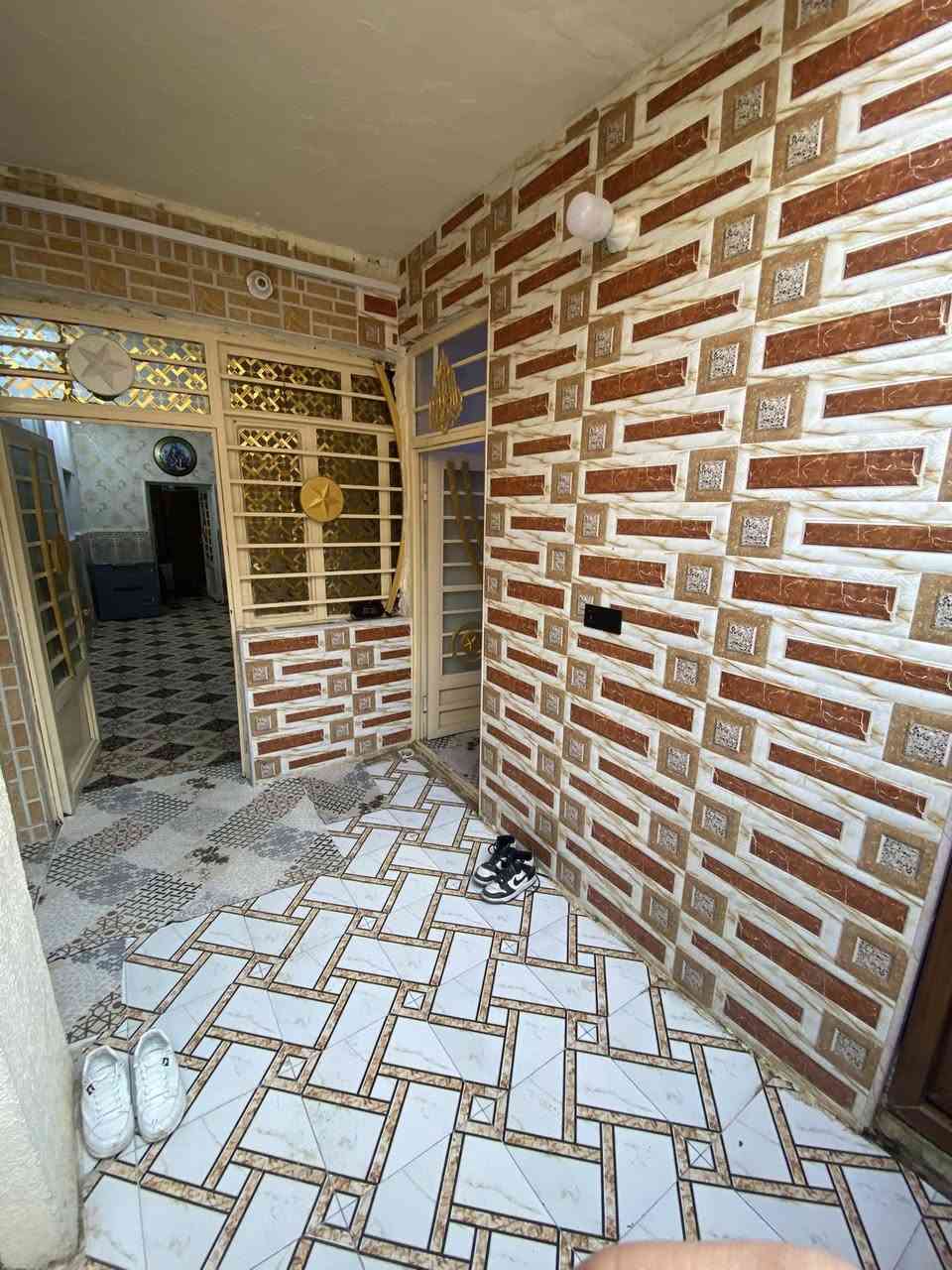 منزل للبيع في كربلاء المقدسة منطقة الجاير
المواصفات العامة:

المساحة 100 متر مربع.

نظام البناء طابق ونصف.

مادة البناء طابوق.

الموقع الجاير بالقرب من صيدلية صافي الصفاء.

يقع البيت داخل فرع مغلق بعرض 7 أمتار.
التفاصيل الداخلية:
يحتوي البيت على غرفتين نوم.

غرفة استقبال منفصلة تماما.

مطبخ منفصل.

يحتوي على 3 صحيات.
يحتوي على خلفيتين (منور).
المميزات والموقع:

يبعد عن الإمامين مسافة كيلو ونصف تقريبا.
نوع العقار سند 25.
للتواصل والاستفسار يرجى الاتصال على الرقم:
 *********** متوفر واتساب 💗
