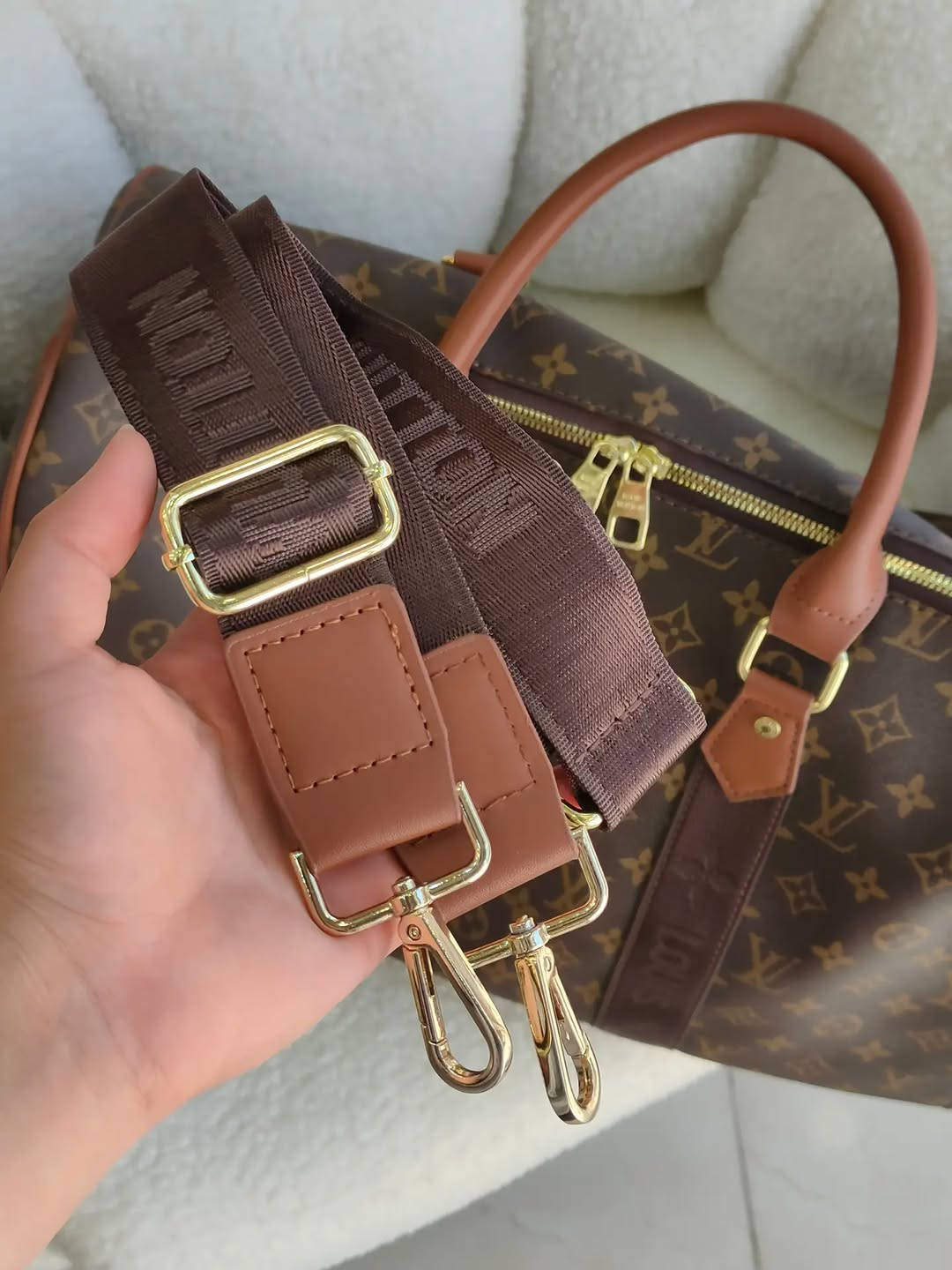 ✨ إذا تدورين على جنطة تشيل كل أغراضج وبنفس الوقت شكلها راقي... هاي هي!
👜 حقيبة ماستر كوالتي 
▪️ حجم كبير جدًا جدًا، ترهم حتى للسفر 
▪️ الجلد سوفت ويجنن 
▪️ القاعدة ثابتة ▪️ طلاء السحاب ثابت 
▪️ يجي وياها ميدالية وسير إضافي طويل 
▪️ متوفرة بـ 3 دزاينات وألوان مميزة
💰 السعر: 35 ألف دينار 
🚚 التوصيل لجميع محافظات العراق: 5 آلاف
 📸 التصوير حقيقي من داخل المحل ✨
للطلب والاستفسار راسلونا بالدايركت 💌


**إذا كنت صاحب هذا الإعلان وتريد حذفه لأي سبب، رجاءا أرسل رسالة إلى الدعم الفني**
