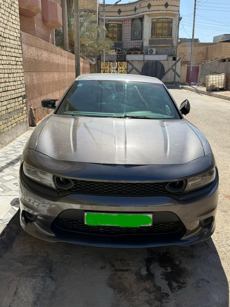 سيارة دودج تشارجر بحالة ممتازة جداً. لون السيارة رمادي داكن، ومصممة بأسلوب رياضي أنيق. مثالية للأشخاص الذين يبحثون عن قوة الأداء والفخامة. تسير بسلاسة على الطرق وتوفر تجربة قيادة مريحة.