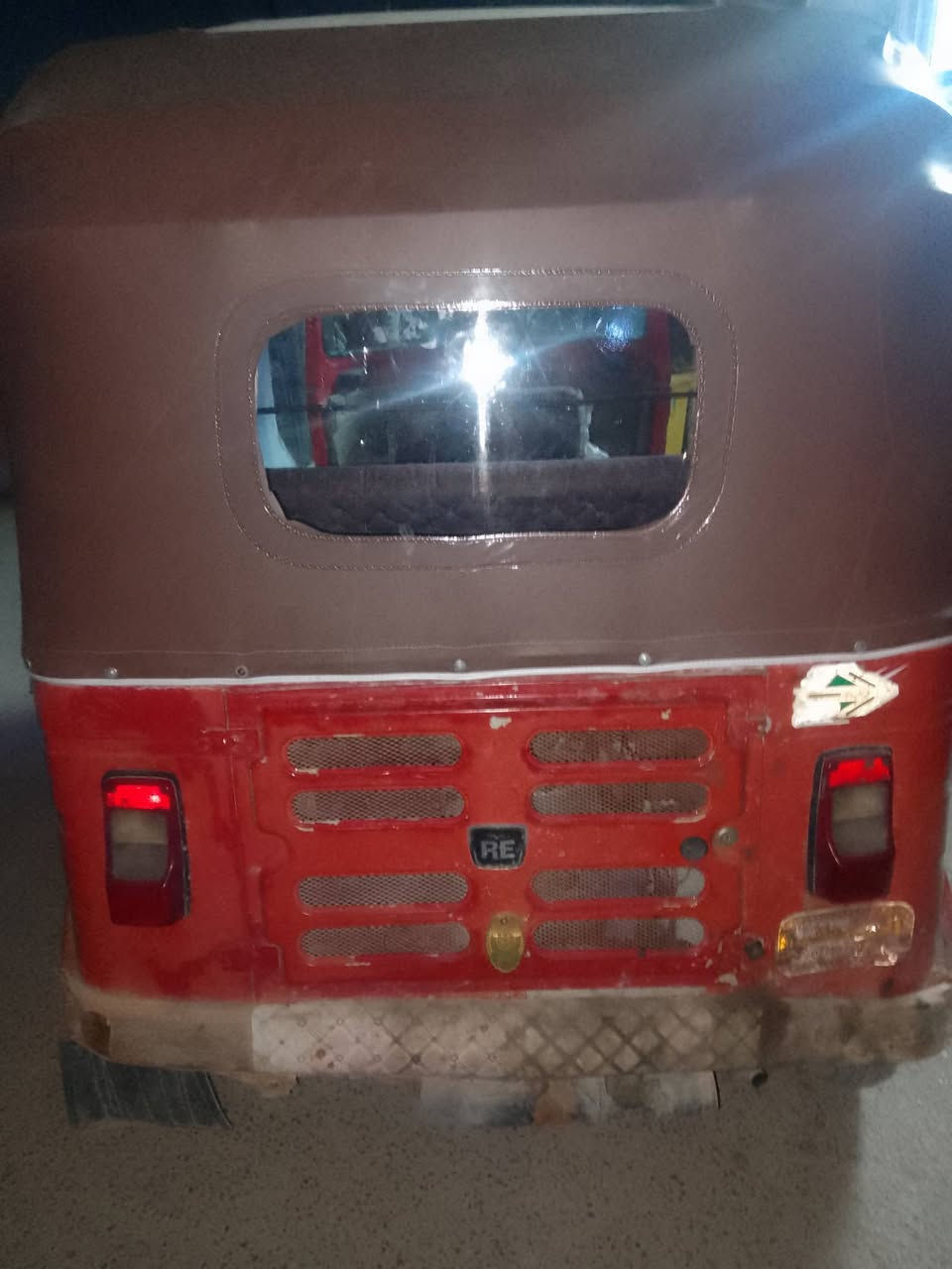 سلام عليكم تكتك للبيع موديل 18 أوراق أصولي تكتك خير من اللة محرك اكسن خير من اللة كشر نضيف المكان الكمالية السعر 3و400 وبيهة مجال بسيط حك الجية رقم ***********
