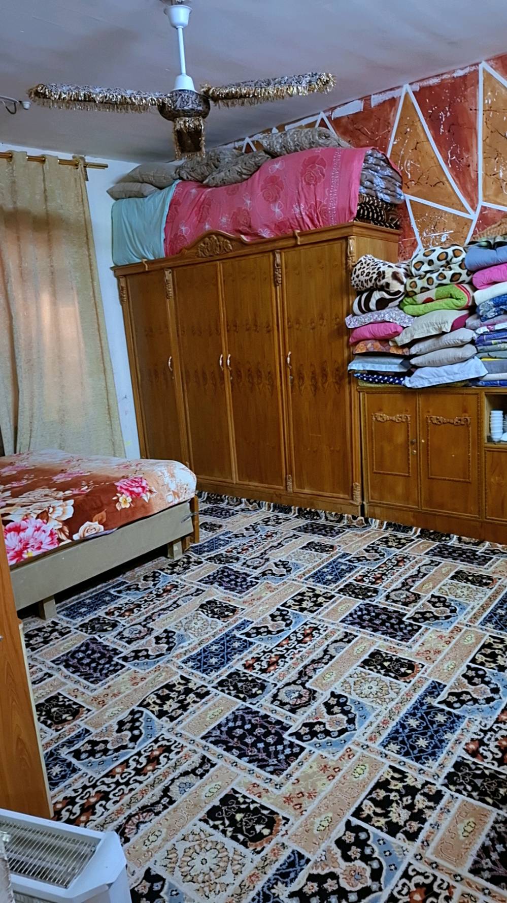 عندي بيت للبيع في منطقة هادئة ومريحة. المساحة منظمة والتصميم جميل ويتميز بمدخل جميل وباب خارجي رائع. يحتوي البيت على غرفة نوم مفروشة بشكل أنيق، ومطبخ عملي جاهز للاستخدام، وصالة واسعة مناسبة للاستخدامات المتعددة. الأرضية مغطاة بالكاربت التقليدي الذي يضفي جوًا دافئًا على الغرف. عندك ساحة خارجية متاحة للاستخدام مع نباتات موزعة بشكل جميل.