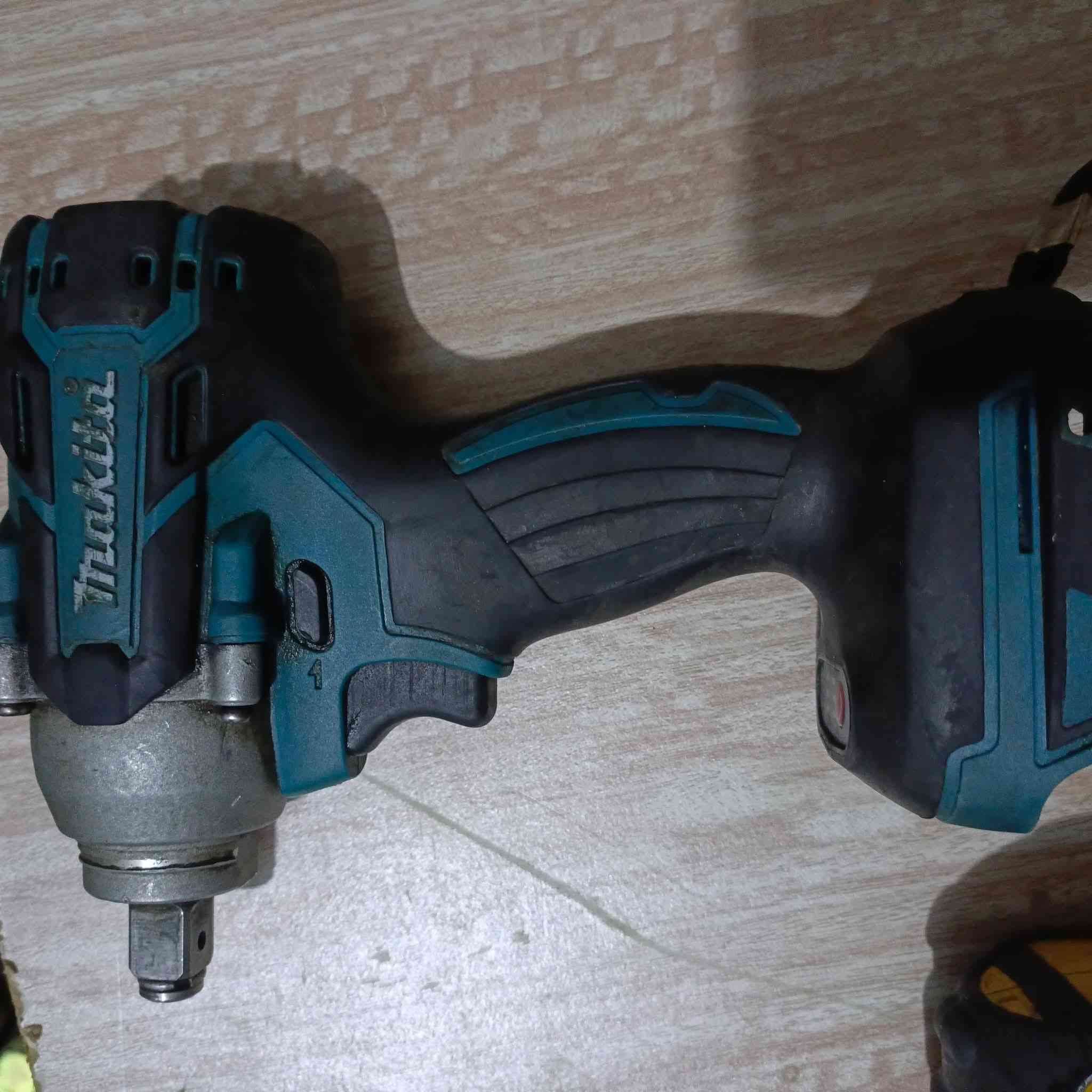 دريلين لقمه برسلس باب اول عدد 2
ماكيته 

وديولت

بدون ملحقات شرط الشغل 

السعر 60

***********
